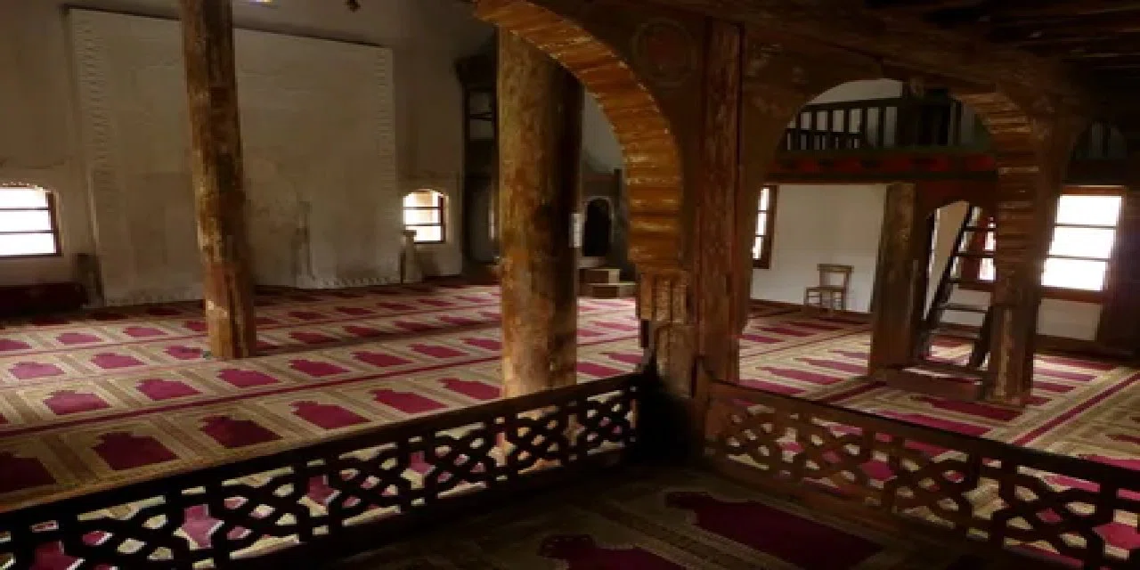 Elinde bıçakla camiye giren şahsın müezzini fırça ile kovalayıp, kapı camını kırdığı anlar kamerada
