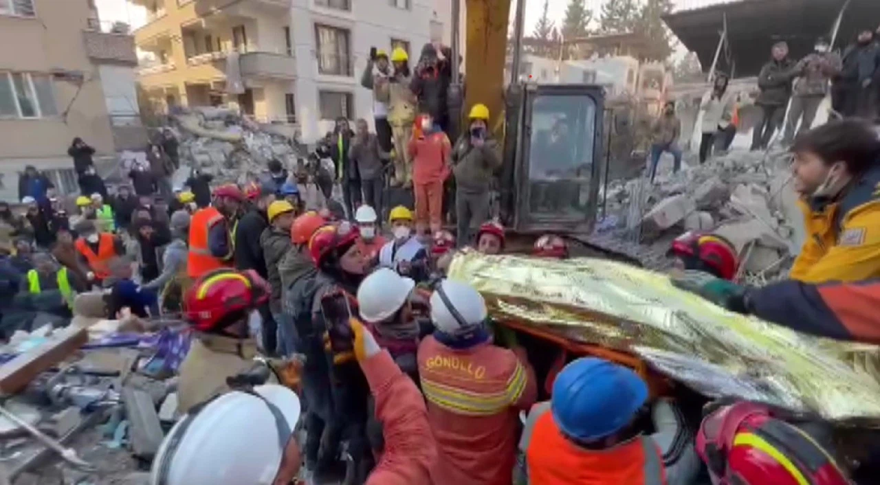 Enkazdan kurtarılan Tuba öğretmen, öğrencileriyle hayata tutundu
