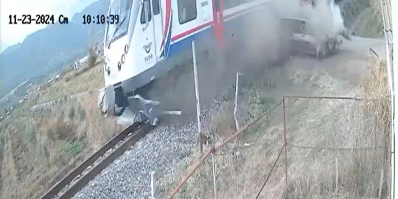 Yolcu treni otomobile çarptı. Kaza anı kamerada