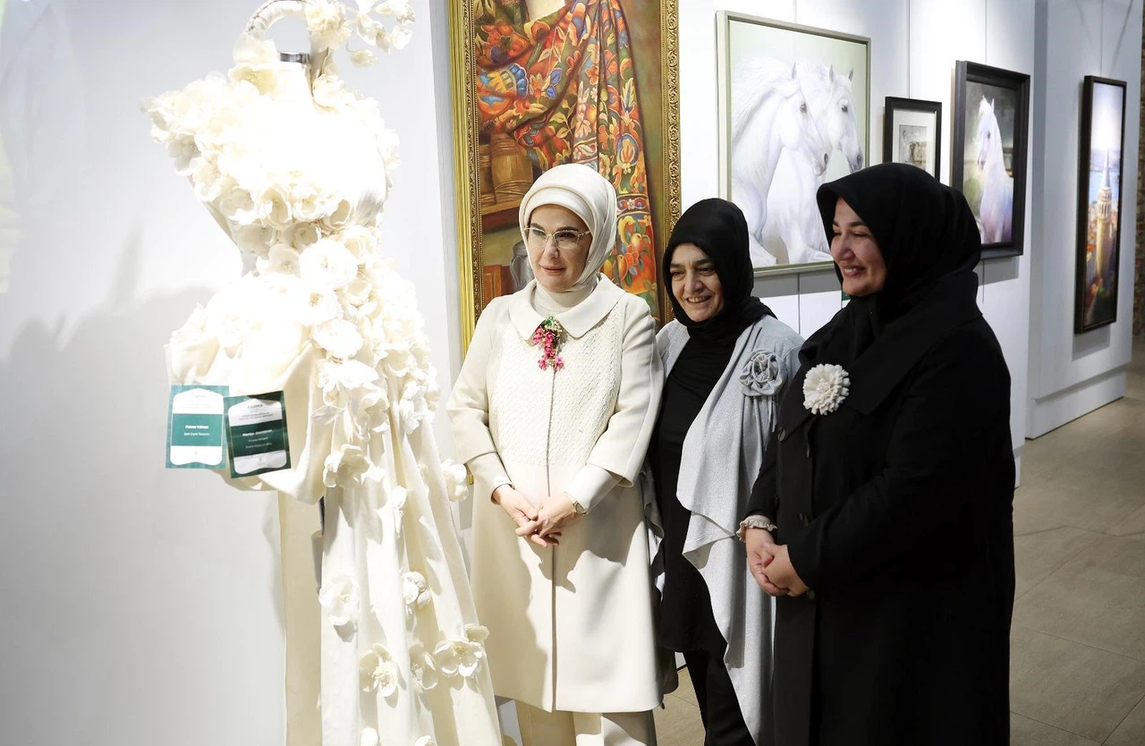 Emine Erdoğan, Çınar Uluslararası Kültür ve Sanat Derneği'nin karma sergisinin açılışını yaptı