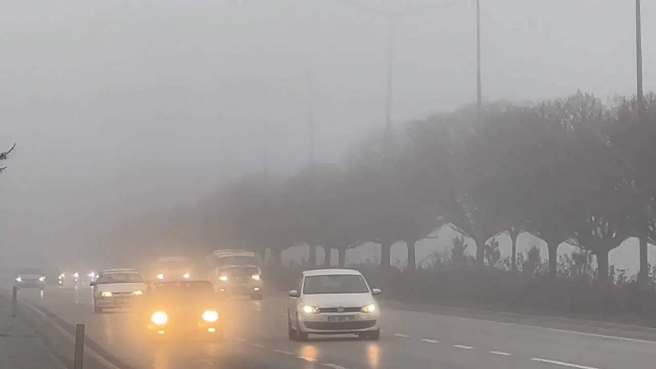 Konya'da göz gözü görmedi. Sis ve pus trafiği vurdu