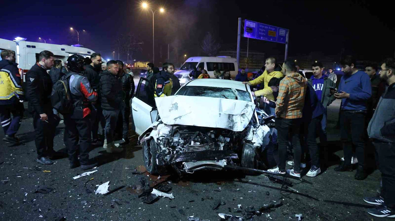 Otomobil ile otobüs çarpıştı: 1 ölü