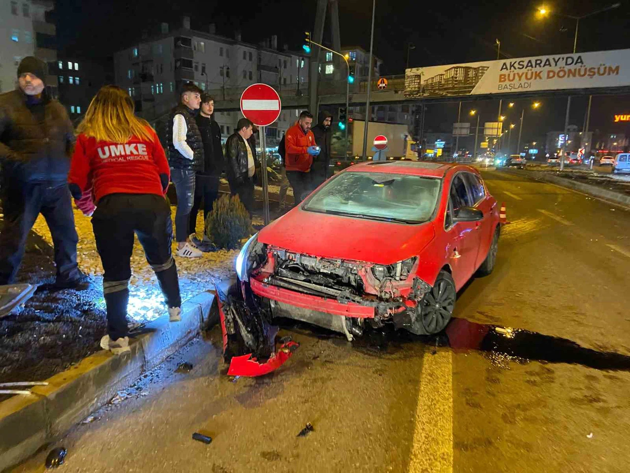 Kaza yapan sürücü hurdaya dönen araçtan inip kayıplara karıştı
