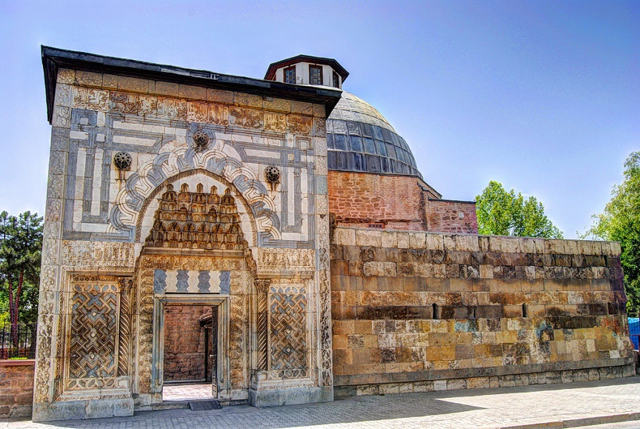 Konya’ya 1250’li yıllardan kalan, çini işlemeli Karatay Medresesi