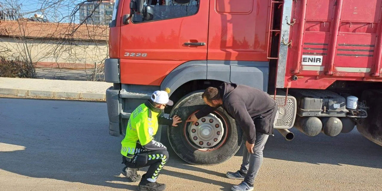 Polis denetliyor, vatandaşlar soluğu lastikçi de alıyor