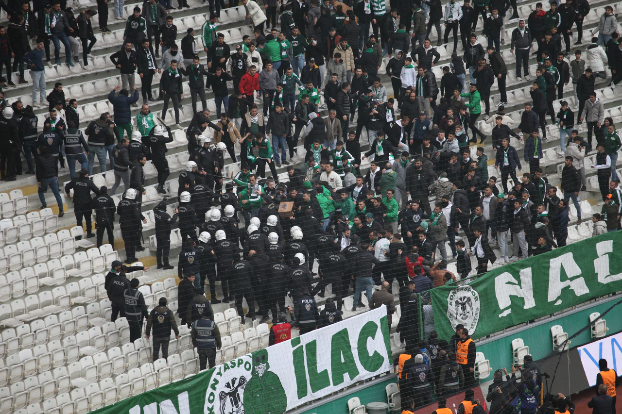 Konyaspor son dakikada gol yedi! Taraftar sahaya indi