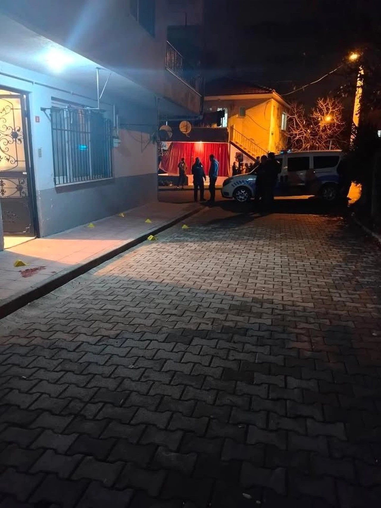 Evinin önünde silahlı saldırıya uğran şahıs hayatını kaybetti