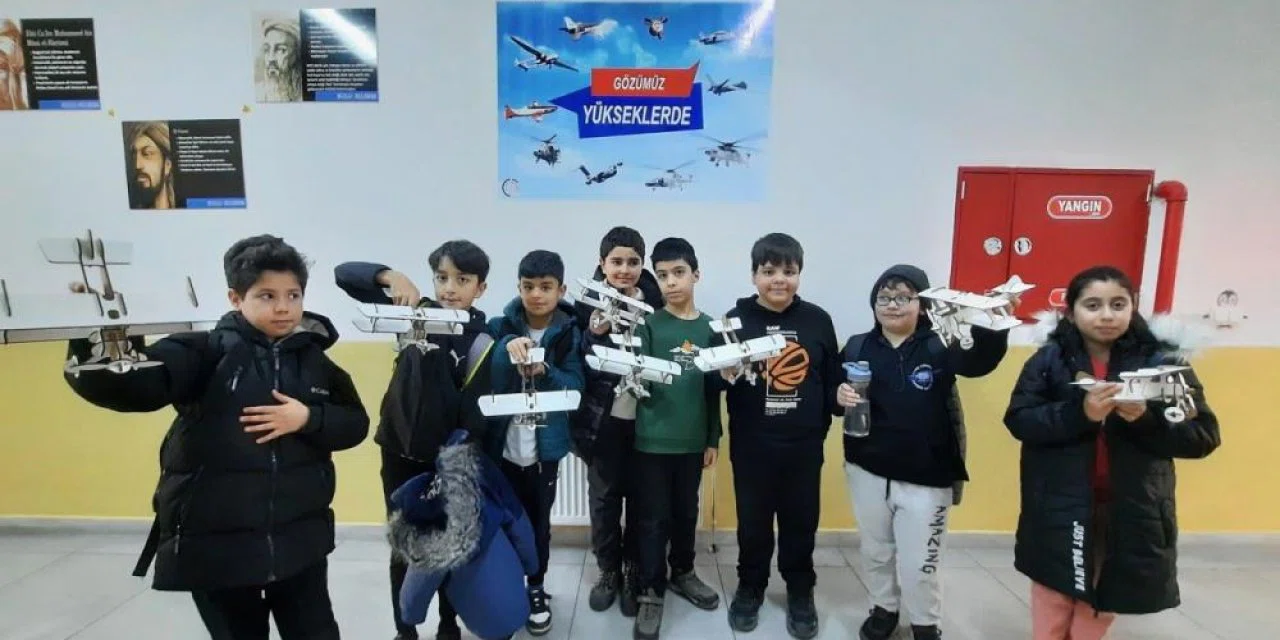 Kulu'da Dünya Sivil Havacılık Günü'nde uçak maketi yapıldı