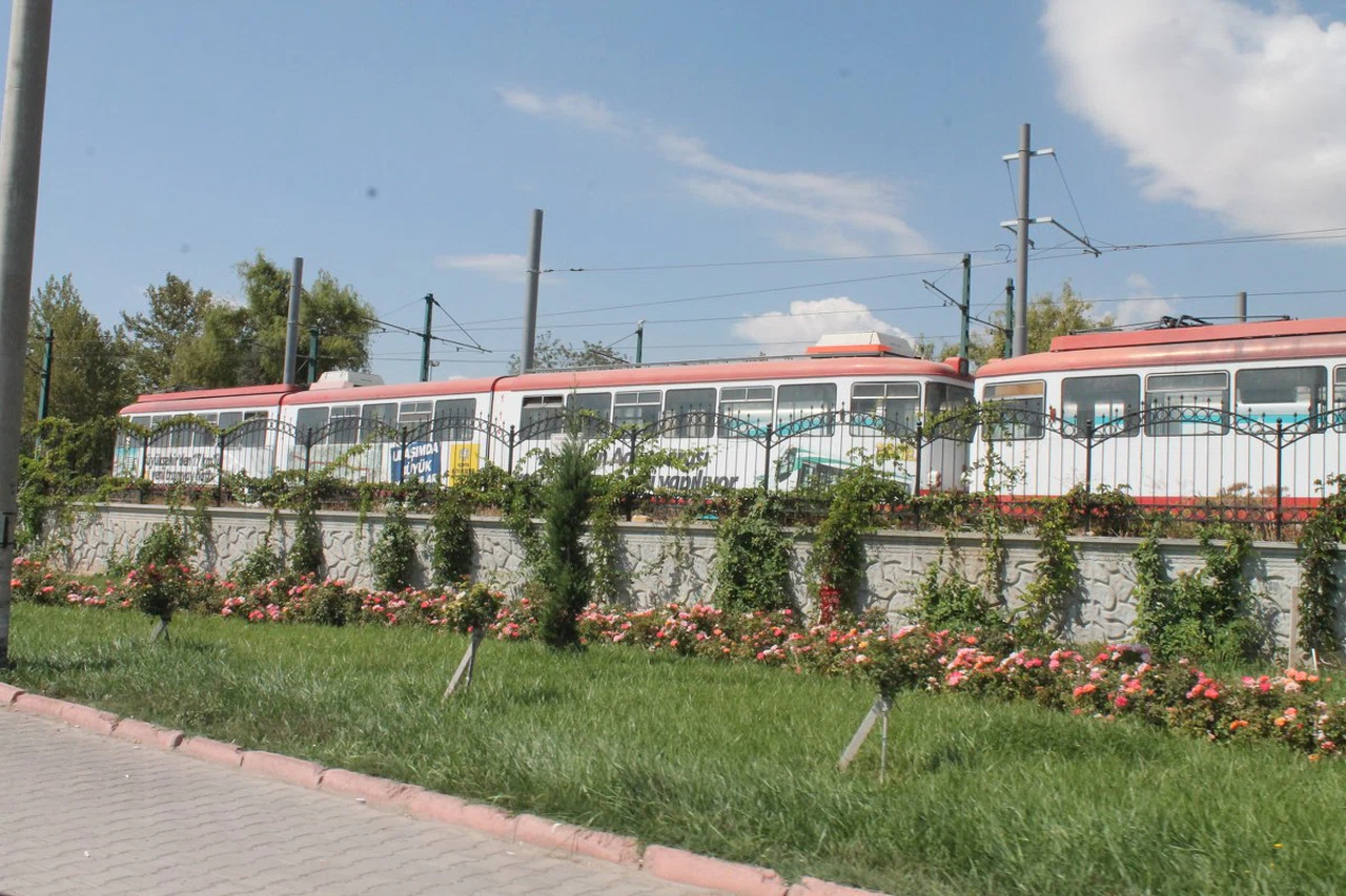 Konya'nın tramvay hayali bu dönemde suya düşmüştü. İkinci el tramvaylar Köln'den geldi