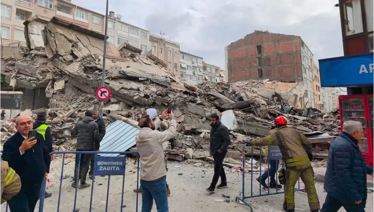 5 katlı bina büyük bir gürültü ile çöktü