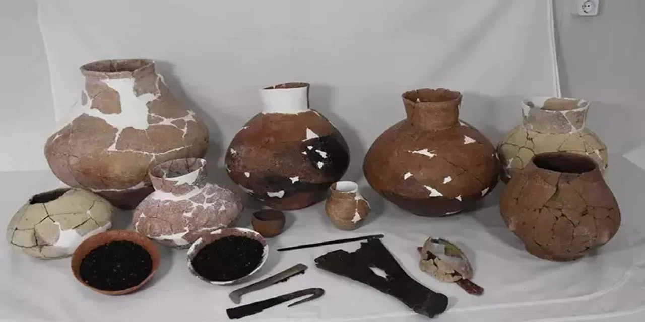 7 bin 800 yıllık binada toplu objeler bulundu