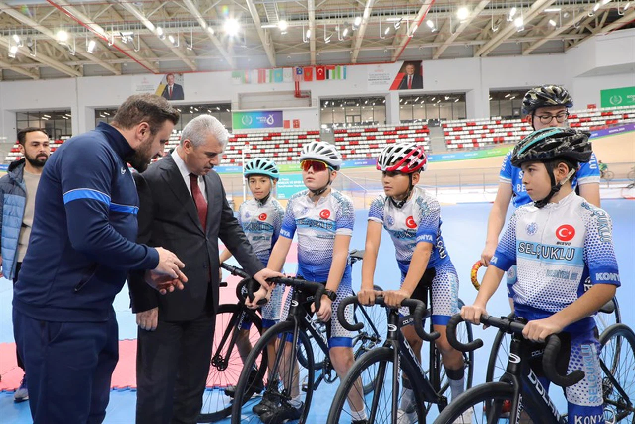 Vali Akın, Konya Olimpik Veledromu'nda incelemelerde bulundu