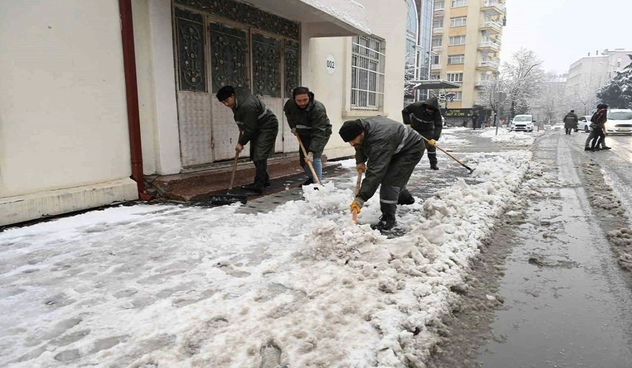Isparta'da eğitime kar engeli