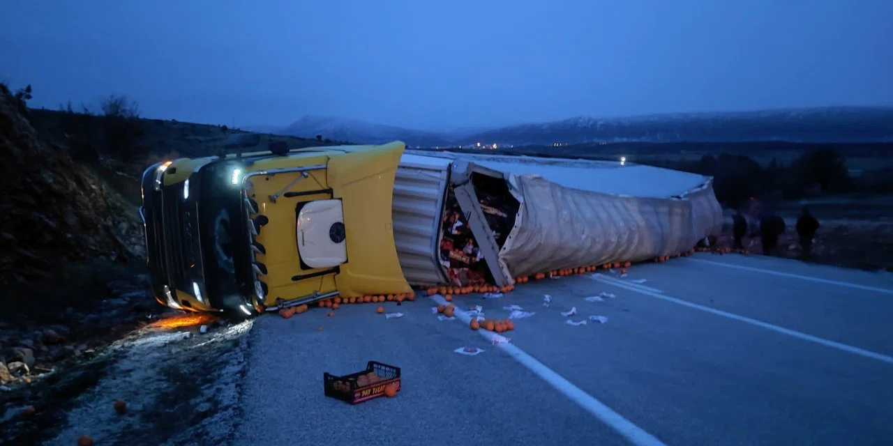 Konya'da devrilen TIR yolu kapattı