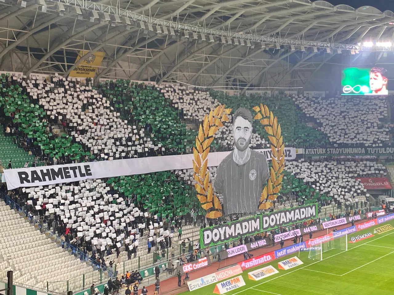 Konyaspor'da oyuncular ve taraftar Ahmet Çalık'ı unutmadı. Taraftardan anlamlı koreografi