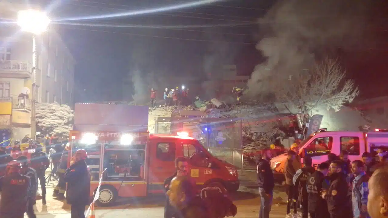 Konya'da çöken binada sevindiren gelişme. Enkazda bir kişiyle konuşuldu