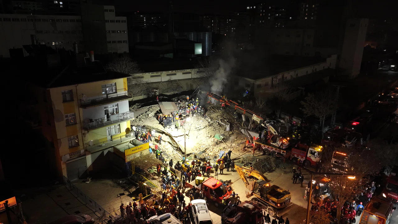 Konya'da enkaza karşı zamanla yarış: İki kişinin kurtarılması an meselesi