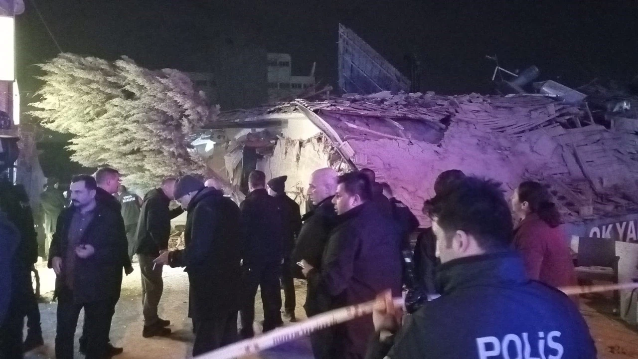 Bakan Yerlikaya açıkladı. Konya'daki enkazda 3'üncü kişi ile irtibat sağlandı