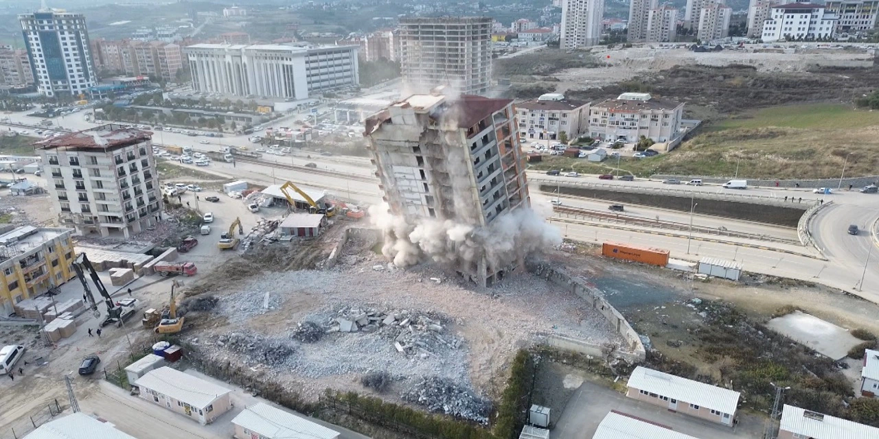 Deprem etkisi yaşattı; 14 katlı bina yerle bir oldu