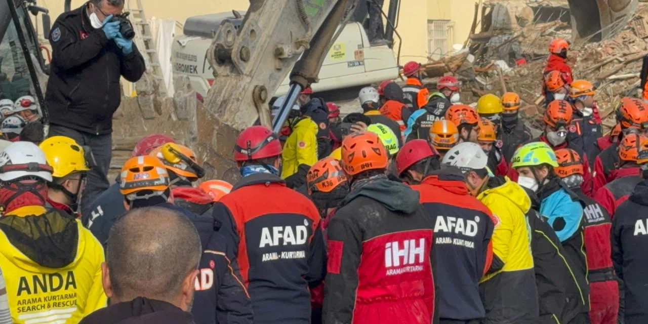 Konya'da çöken binadan acı haber. Bir kadının cansız bedenine ulaşıldı