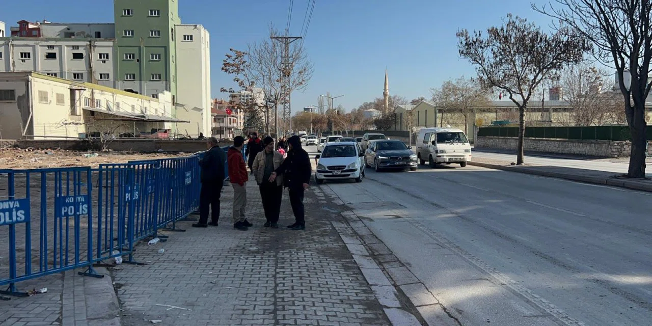 Konyalılar çöken binanın enkazına akın ediyor. Gidenler fotoğraf çektiriyor