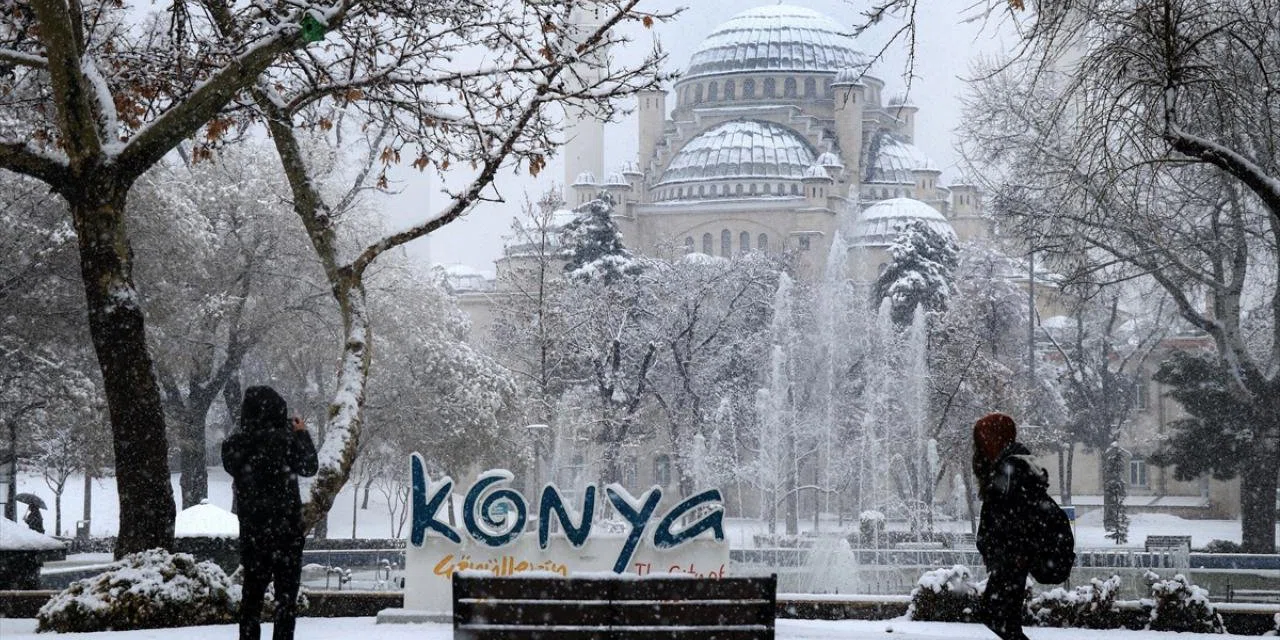 Konya'nın merkezinde sistemin yıldızı Meram oldu. Kar kalınlığı 5 cm'yi aştı