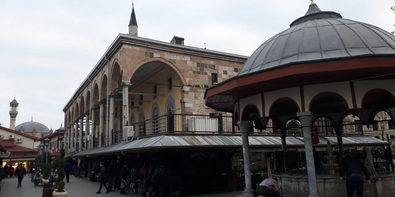 Konya'nın tarihi noktasında hem iftar hem de hatimli teravih var