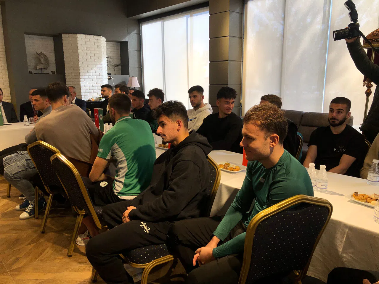 Kayacık’ta oyuncular için moral zirvesi. Konyaspor yönetimi sahaya iniyor