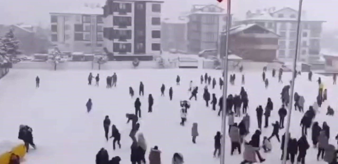 Öğrencilere kar sürprizi. Okul müdüründen 'Kar Topu Savaşı' anonsu