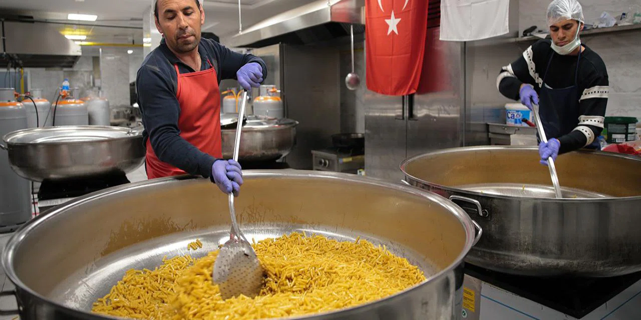 Konya’nın merkezindeki 5 camide her gün ücretsiz iftar yemeği veriliyor