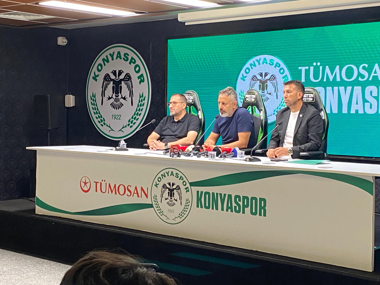 Taraftardan Konyasporlu yöneticinin o paylaşımına sert tepki!