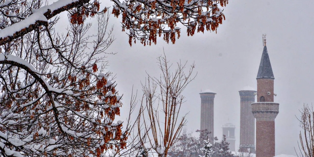 Konya'nın merkezi 2025'te bir ilki yaşadı. Dereceler eksi 12,8 gösterdi