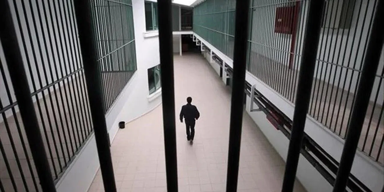 Tahliye olan adamın valizinde hapishaneden kaçtı