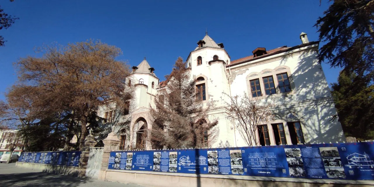 Konya'nın merkezindeki tarihi bina otel olacak. Etrafı kapatıldı, çalışma başladı