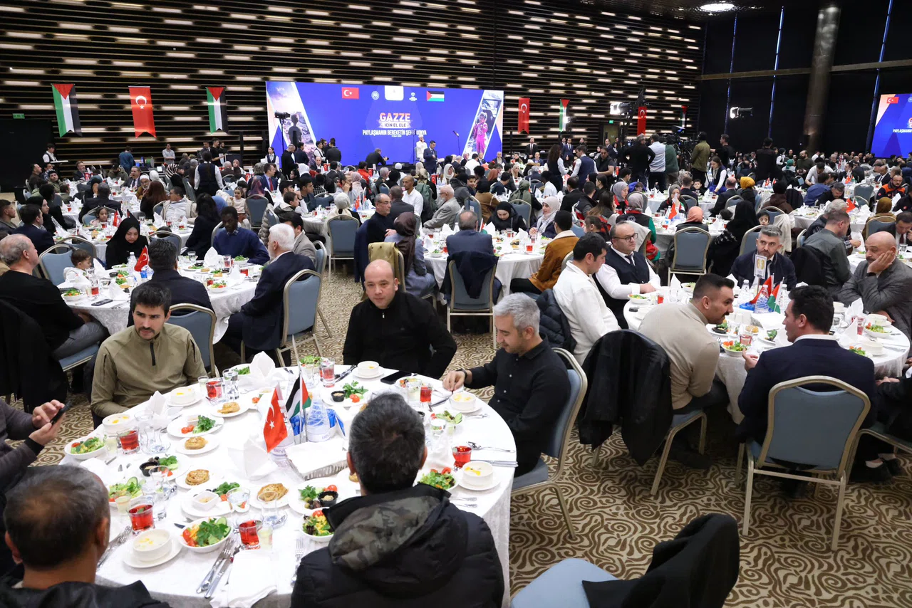 Konya'da Gazzeli aileler iftarda buluştu. Bakan Yerlikaya mutluluklara ortak oldu