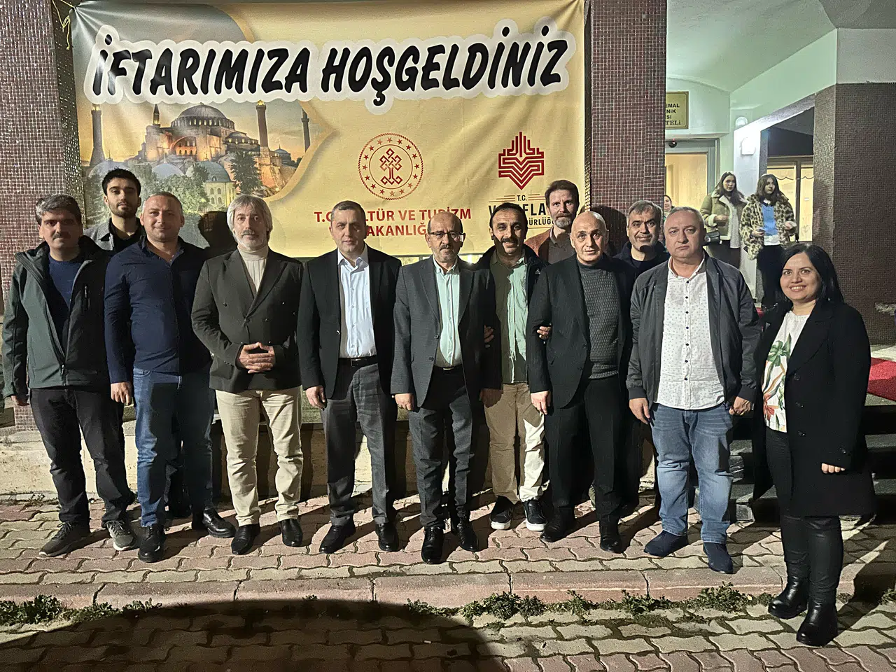 Konya'da iftar programı yüzleri güldürüyor. Vakıflar Bölge Müdürlüğü binlerce kişiyi ağırlıyor
