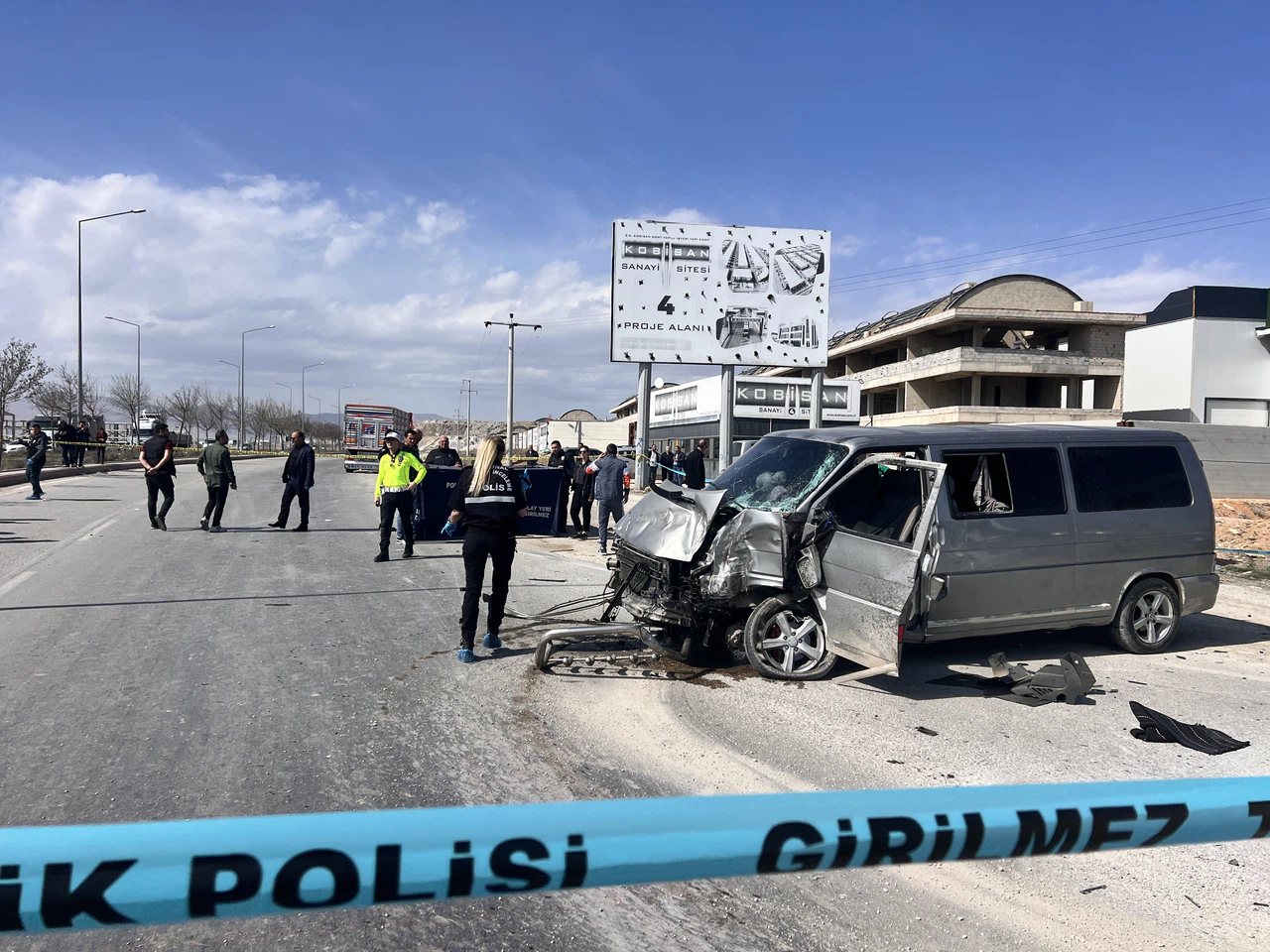 Konya'da feci kaza! Tır ile minibüs çarpıştı: 1ölü, 5 yaralı