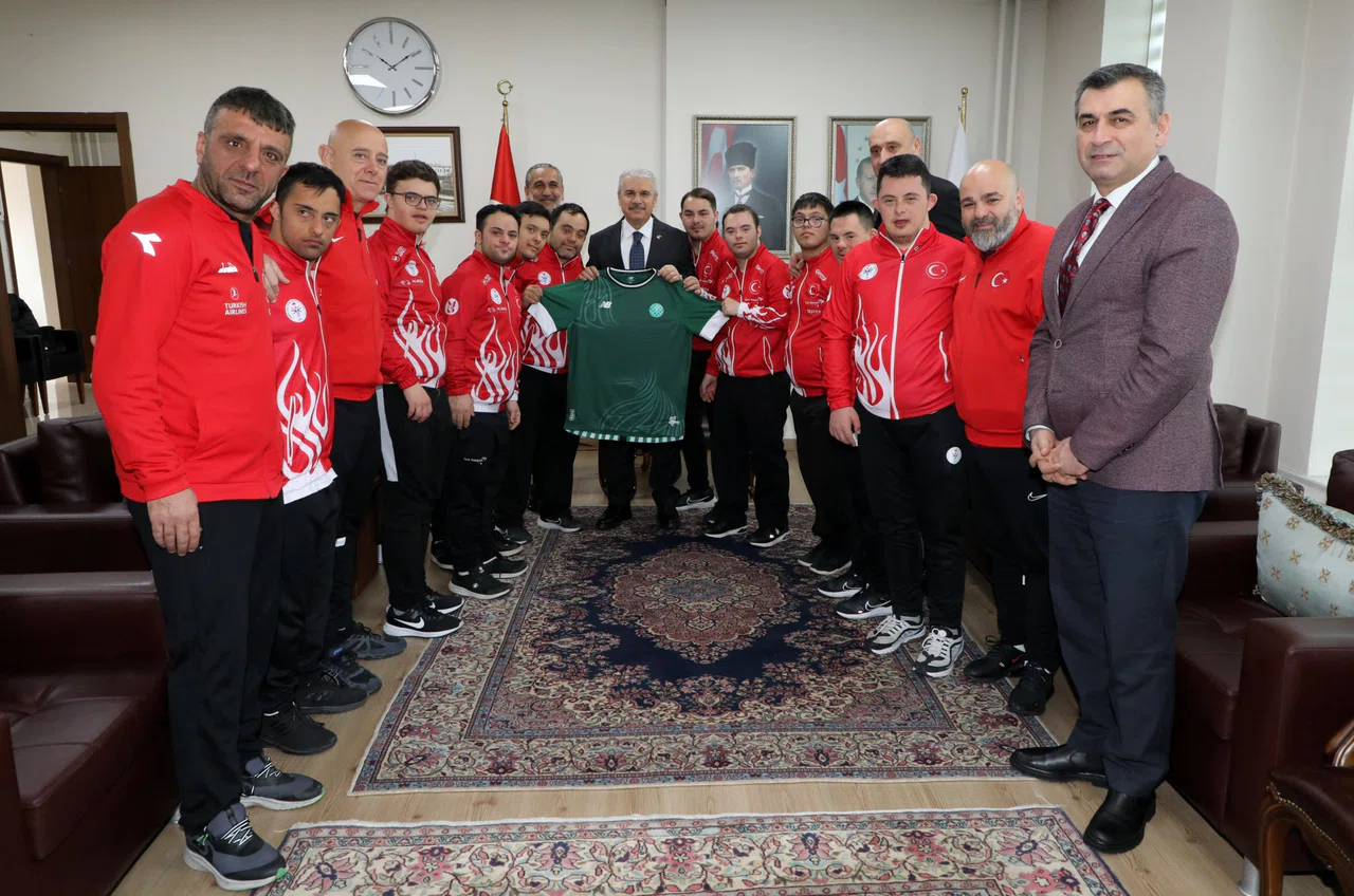Konyaspor'un forması anlamlı yere gitti. Vali Akın'dan Millî Takıma destek