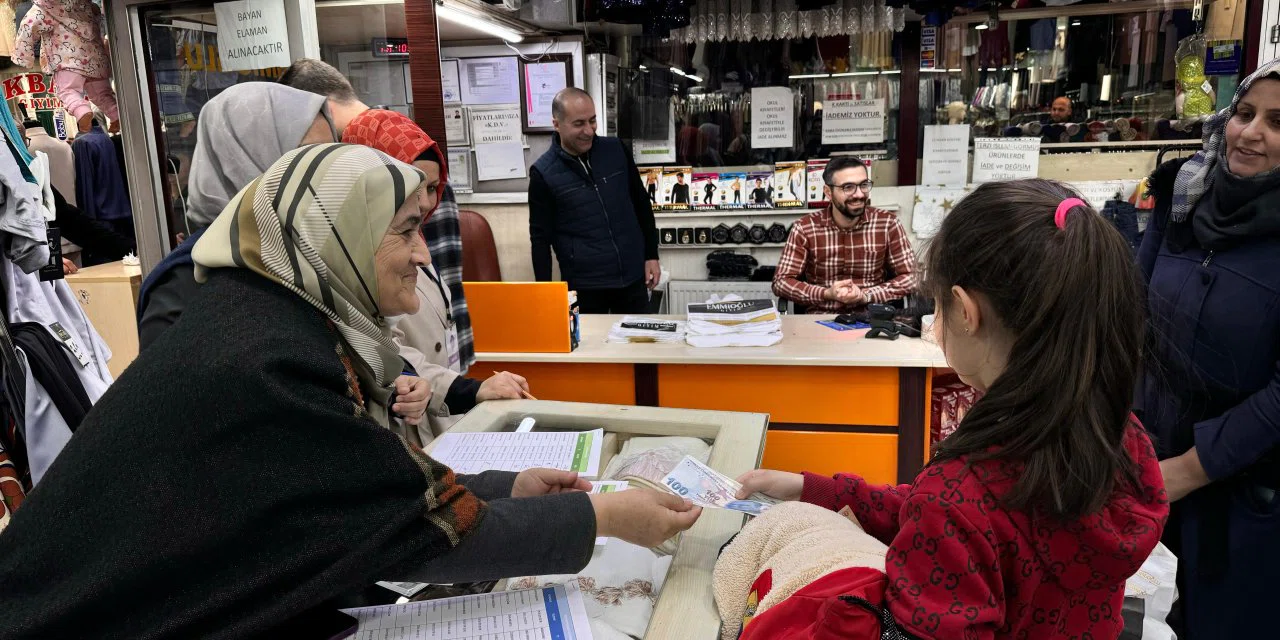 Konya'da 250 çocuk bayramlığa kavuştu. Zekatlar yüz güldürdü