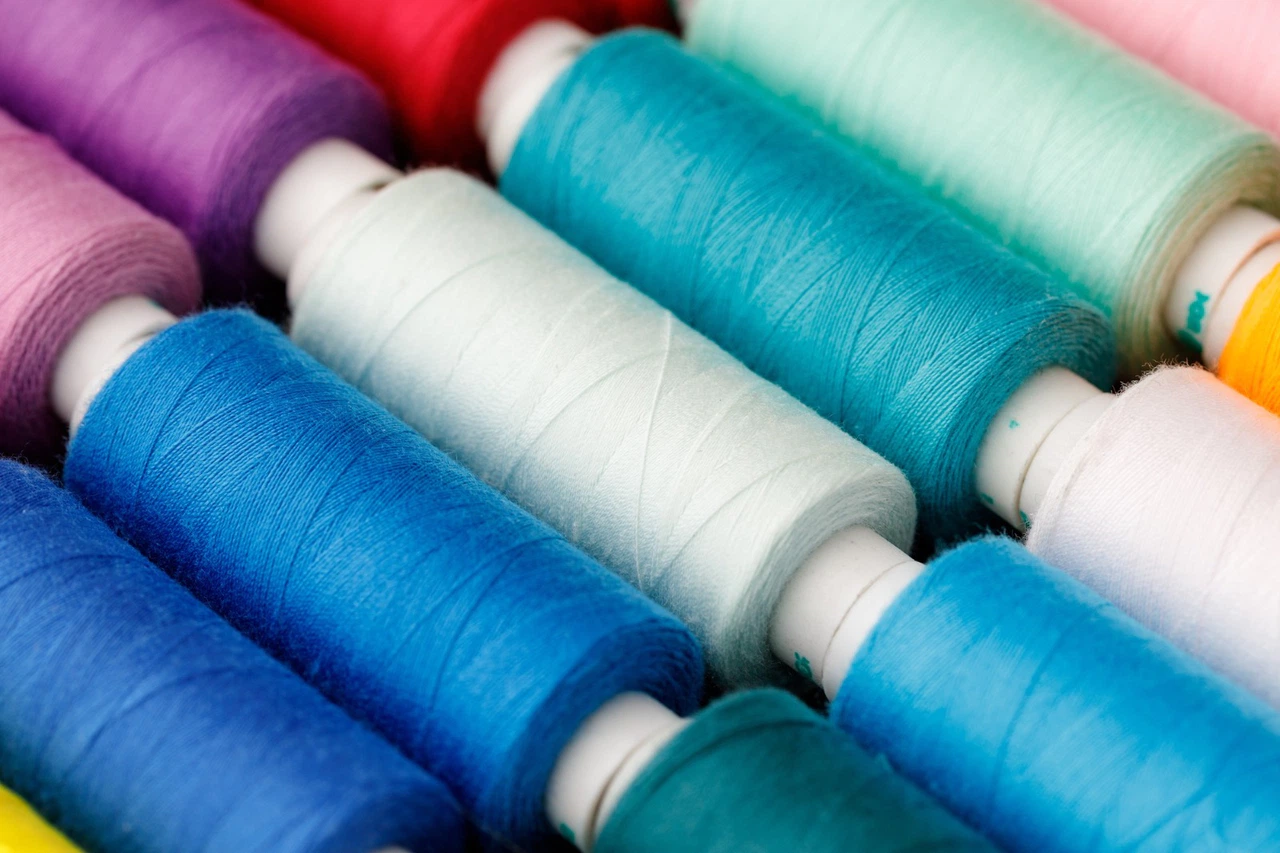 Tekstil Sektöründe Polyester Dikiş İpliğinin Yükselen Önemi