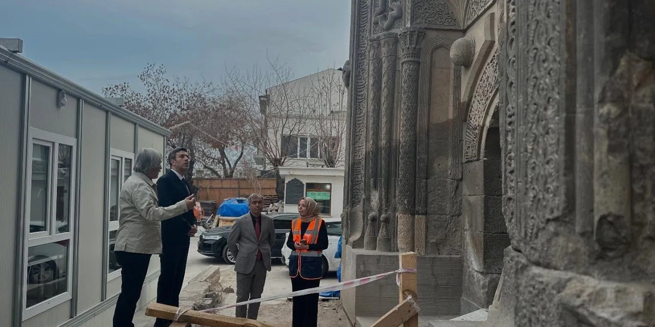 Konya’da herkesin gördüğü 8 asırlık tarihi yapı şantiyeye döndü. Neler oluyor?