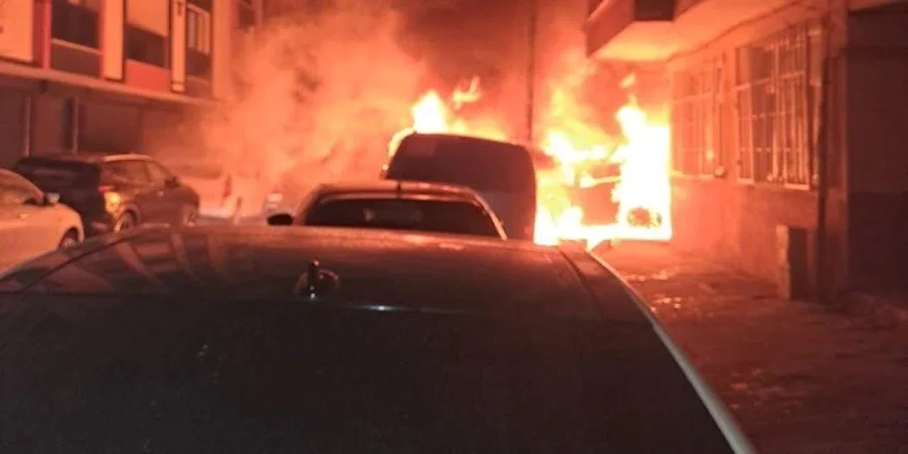 İstanbul'da 5 araç alev topuna döndü