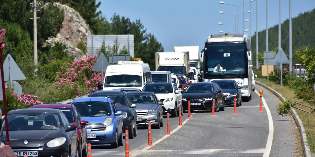 Konya'da büyük göç başladı. Yollar araçlarla doldu, trafik kilitlendi