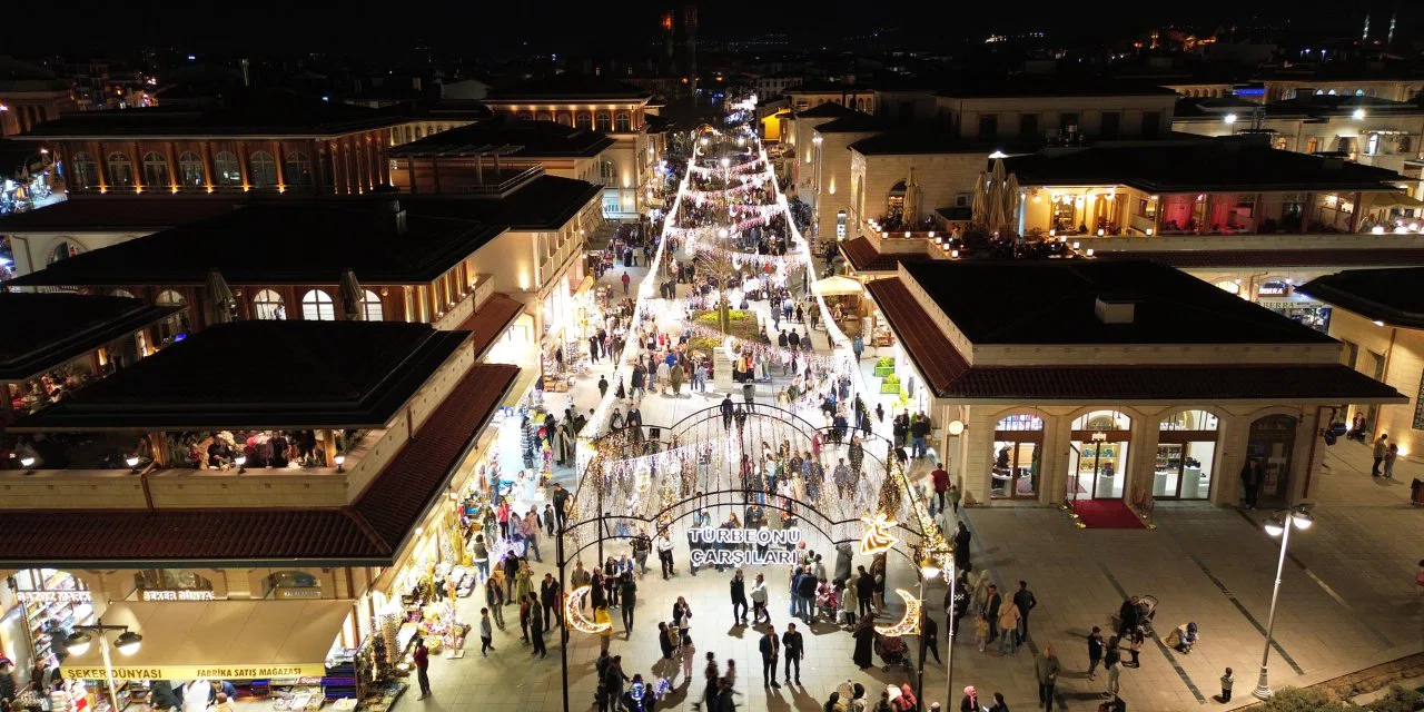 Konya'da son teravih namazı kılındı bayram coşkusu başladı