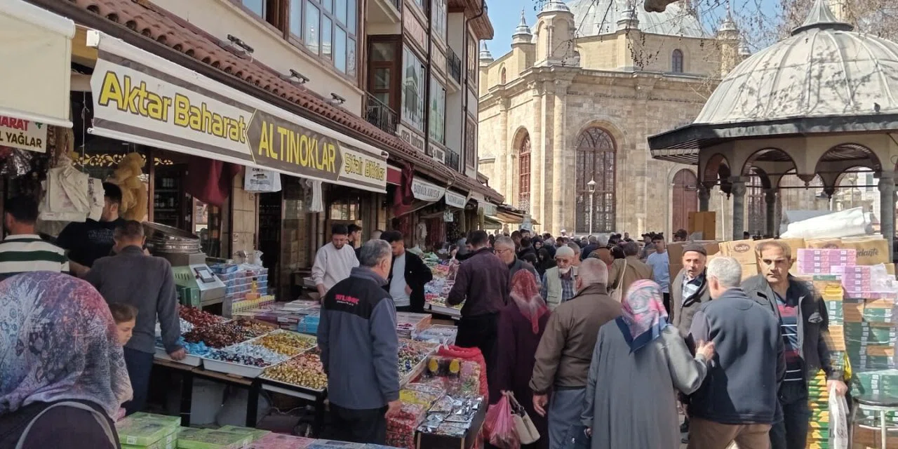 İğne atsan yere düşmez; Konya'da çarşılar hareketlendi! Bayram alışverişi esnafı sevindirdi!