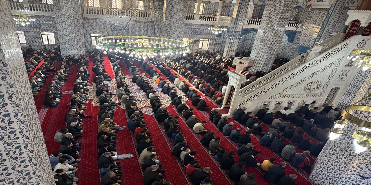 Türkiye'de Ramazan Bayramı coşkusu, milyonlar camilere akın etti