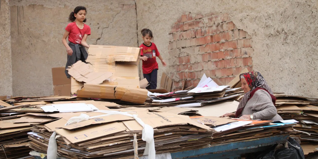 70 yaşındaki kadın sokak sokak gezerek karton topluyor