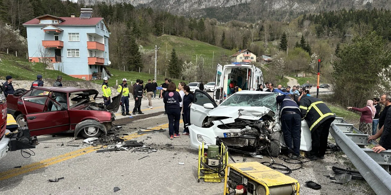 Bayramın son gününde katliam gibi kaza. 3 kişi öldü çok sayıda yaralı var