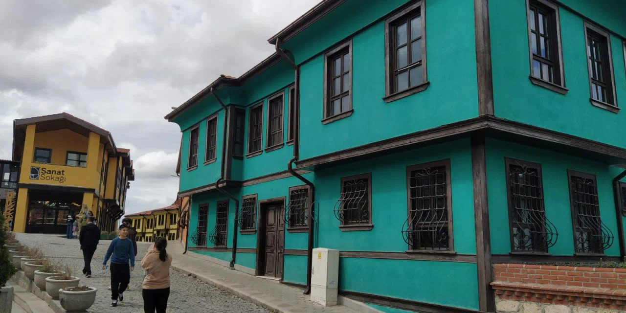 ÖZEL HABER! Konya'ya 1.5 saat uzaklıkta rengarenk evleriyle büyülüyor