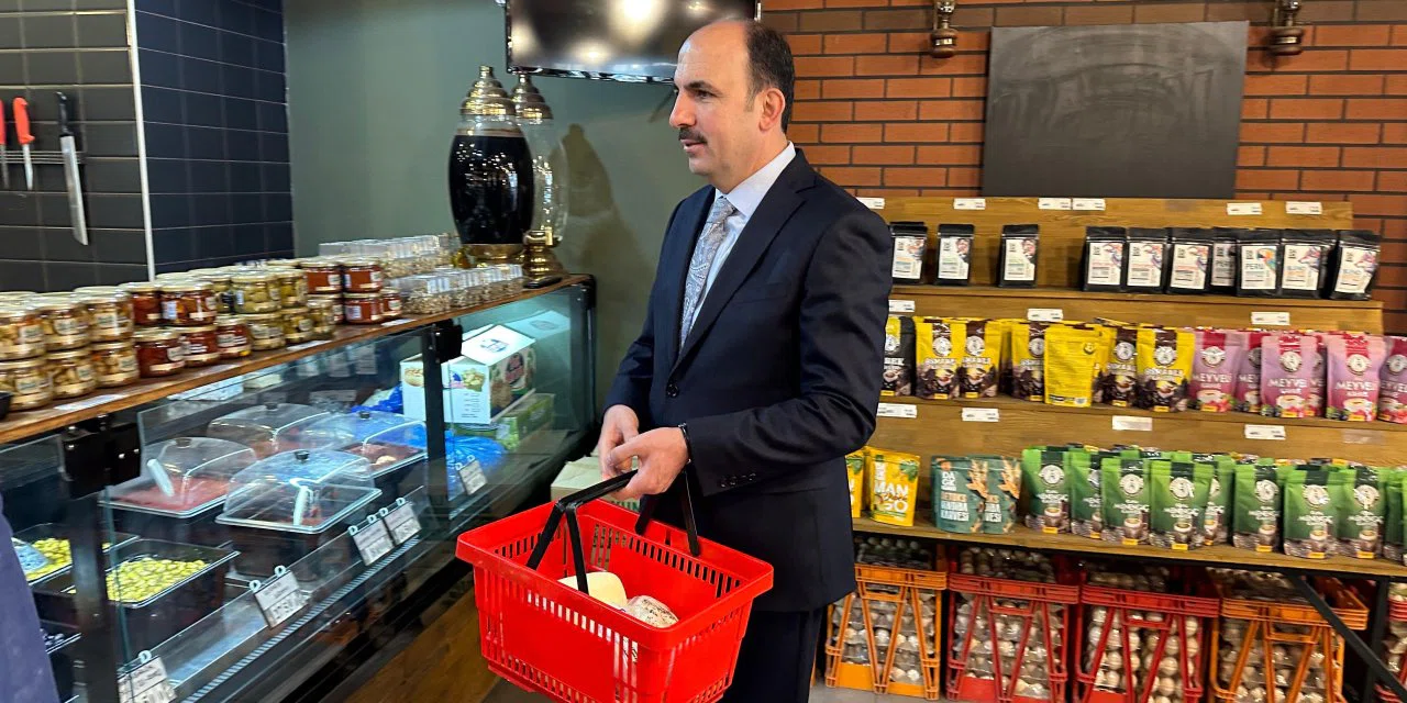 Başkan Altay'dan esnafa destek. Alışverişe çıktı